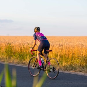 Triathletin auf Fahrrad